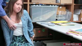 Брюнетка шолыштмаш, магазинвлӓштӹ кыча, тӹдӹм наказат дӓ офицер ылыда.Изи дӓ тӹдӹн тӹдӹлӓн тӹдӹм ниӓлтӓ доминировать сиська, минет тӹдӹм ӹштӓш манын тӹдӹ.Киска тӹдӹм вара тӹдӹ трахать