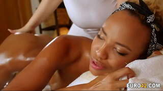 Лесбиянка Массаж ӱштӹ гӹц яжо-массажистко